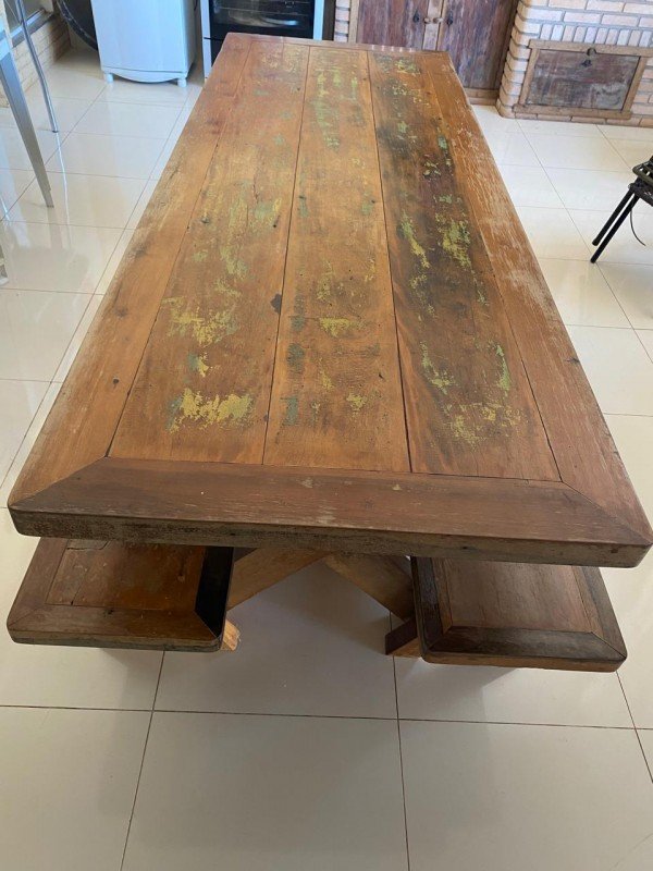 Mesa rústica de madeira maciça medindo 2,50x0,9m. Acompanha bancos medindo 2,50x0,25 metros.